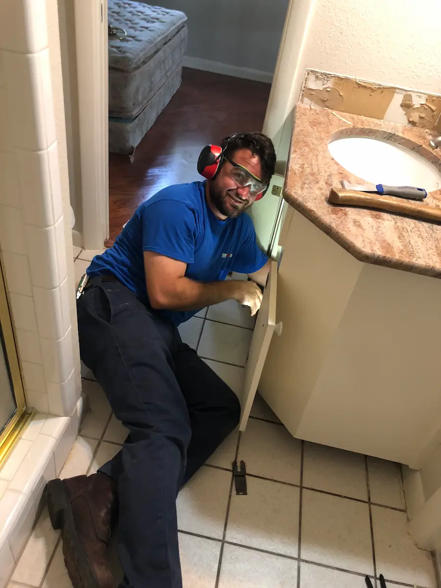 tampa-plumber-at-work-happy-customer-everydayplumber Double-sink vanity installed during a bathroom plumbing remodel