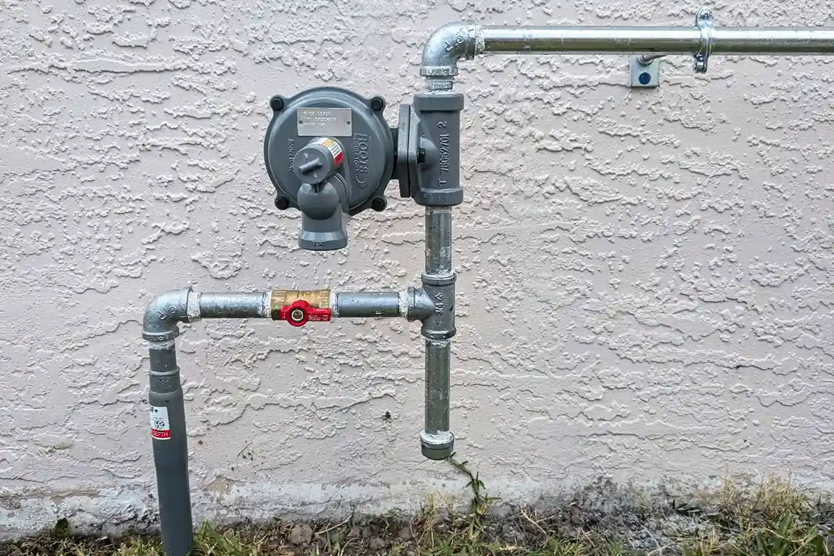 Black steel gas pipe, regulator, and shutoff valve assembly β EVERYDAYPLUMBER.com Tampa Bay