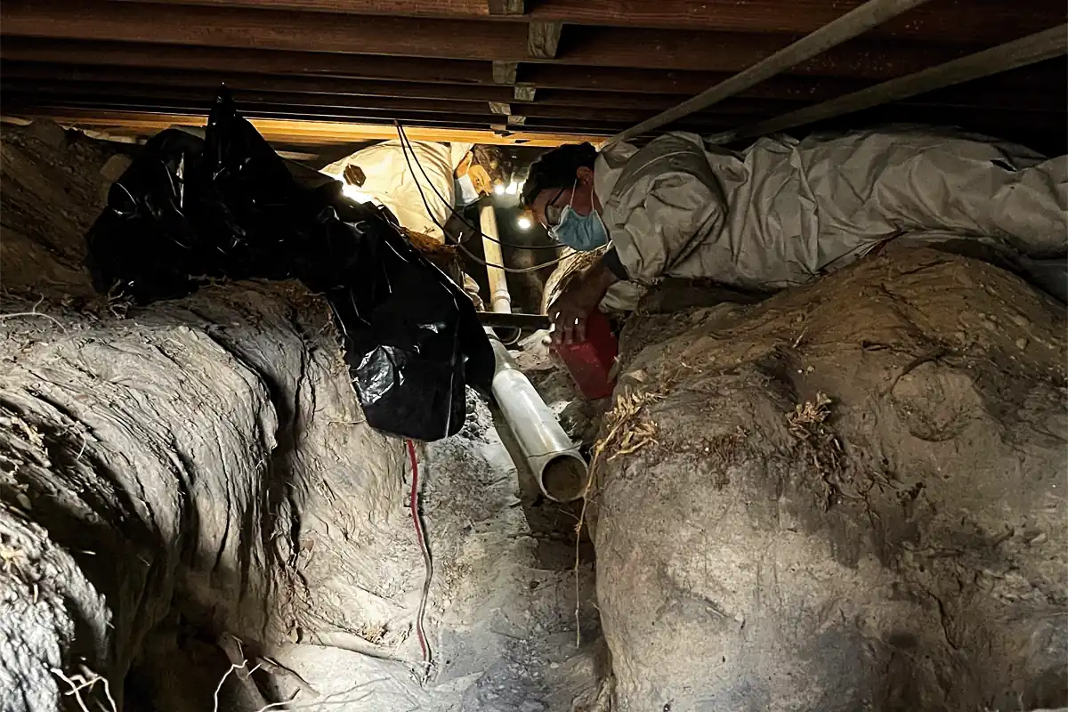 EVERYDAYPLUMBER.com plumber running new water lines in a crawlspace repipe